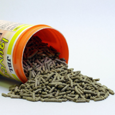 Специально для игуан и других растительноядных ящериц: корм в виде палочек из растительного сырья¶Оп